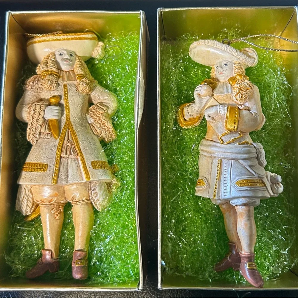 Pair of Vintage Style Cavalier hard plastic Figurine Ornaments in Cream and Gold